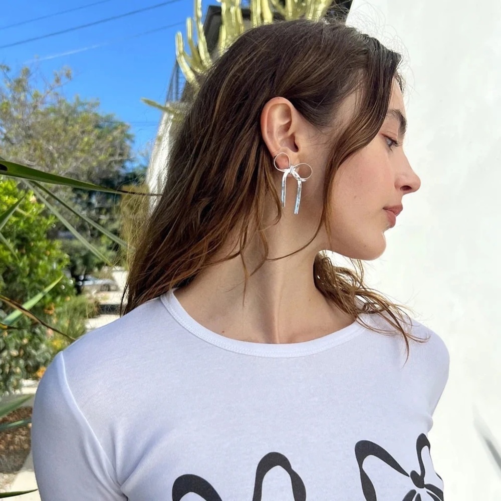 Chic Silver Ribbon Earrings - Picture 3 of 7